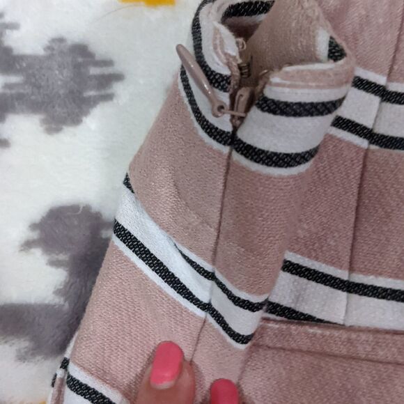 Size 4 Ann Taylor Loft striped side zip high waist shorts - Picture 4 of 4